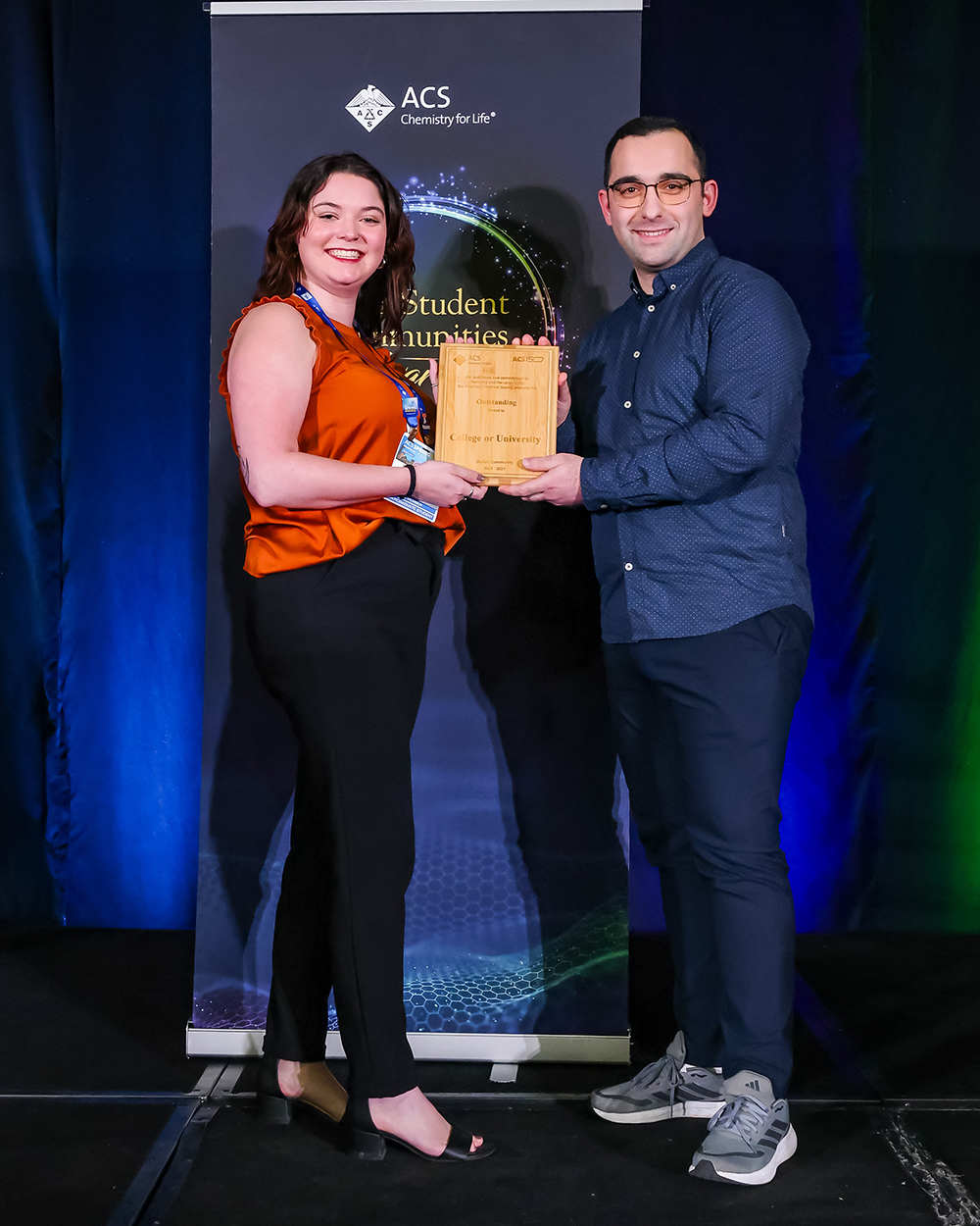 Sarah Grosse receiving award for Chem Club